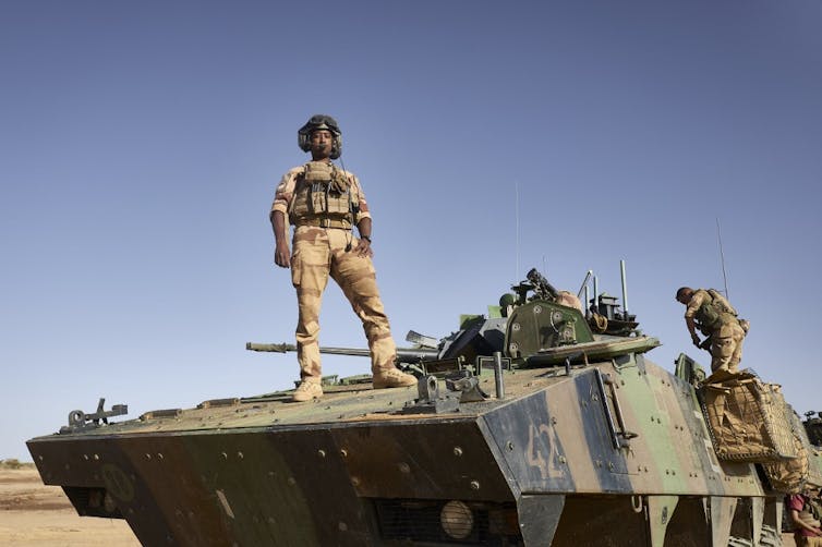 Judickael, 27 ans, chauffeur d’un blindé, poses pour un portrait, lors d’une mission au Burkina Faso dans le cadre de l’opération Barkhane, ici en novembre 2019.