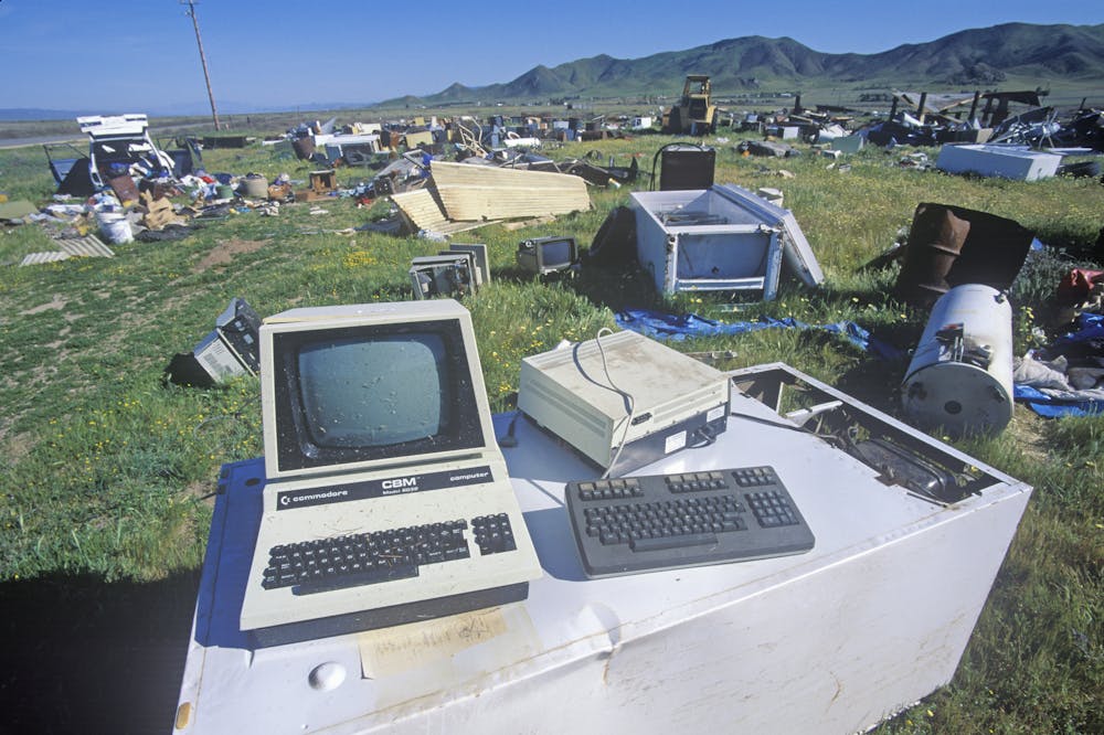 Envoyer les déchets électroniques à la déchetterie nous empêche de récupérer des matériaux essentiels au recyclage. Joe Sohm/Visions of America /Getty Images