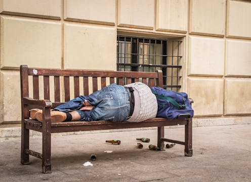 Resulta evidente que la noción de hogar va más allá del espacio físico en el que se localiza. Sin embargo, existe un estrecho vínculo entre disponer de un alojamiento adecuado y la posibilidad de desarrollar un proyecto de vida personal, familiar y social.