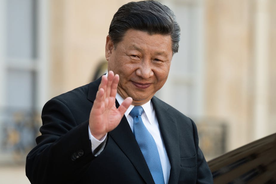 Xi Jinping waving in public