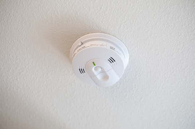 An image of a smoke detector on a ceiling.