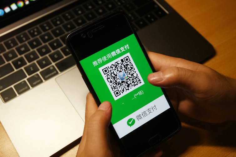 Consumidor que usa WeChat Pay en su teléfono