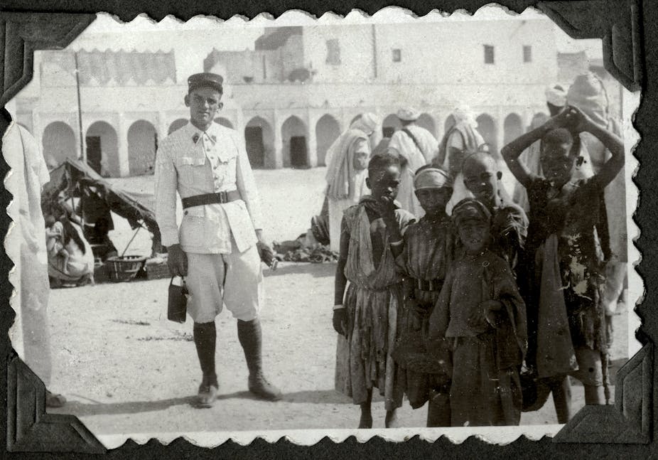 Enfants et légionnaire sur la place des Acardes à Colomb-Béchar, années 1930.