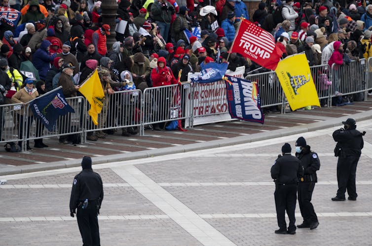 Las banderas de Gadsden ondean en una protesta en el Capitolio el 6 de enero de 2021.