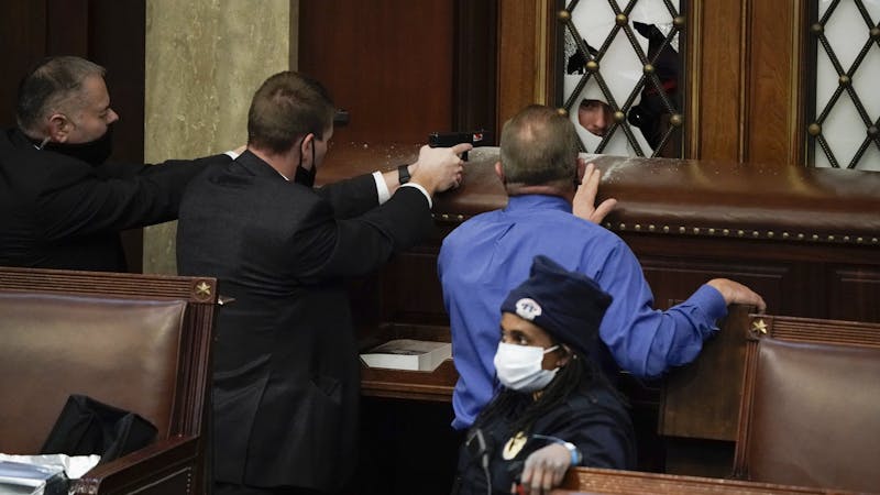 La insurrección de los partidarios de Trump pone contra las cuerdas la democracia estadounidense La insurrección de los partidarios de Trump pone contra las cuerdas la democracia estadounidense