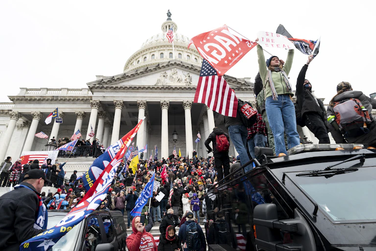 Partisans de Trump devant le Capitole