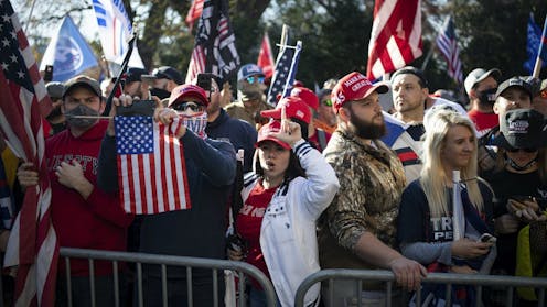 La sociedad estadounidense está dividida en dos. En la elección presidencial de 2020, 81 millones de personas votaron por Joe Biden, mientras que otros 74 millones votaron por Donald Trump. Muchas personas fueron a las urnas a votar en contra del adversario en vez de apoyar con entusiasmo a su propio candidato.
