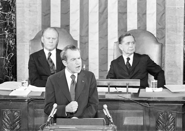 Sur cette photo de janvier 1974, Gerald Ford et Carl Albert, président de la Chambre des représentants, écoutent Nixon prononcer son discours sur l’état de l’Union