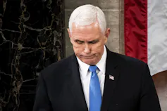 Pence regarde en bas