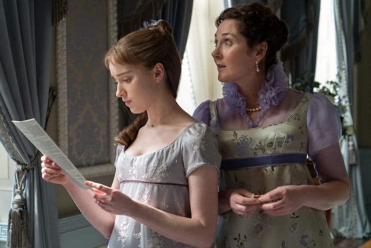 Daphne Bridgerton and her mother Lady Violet Bridgerton