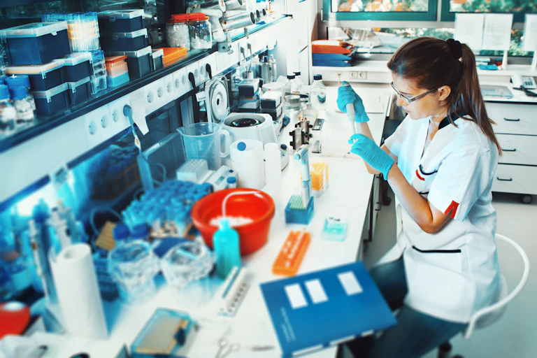 Una investigadora en un laboratorio biológico.