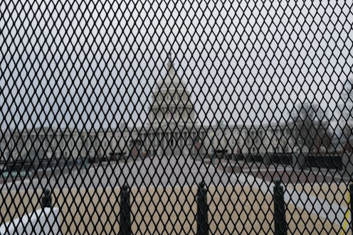 El pasado 6 de enero, el mundo asistía atónito al asalto del Capitolio de Estados Unidos por parte de cientos de manifestantes. Ante semejantes imágenes, muchos se preguntaban si se trataba de un lamentable fallo de seguridad, obra de un grupo de vándalos que no representaban a los ciudadanos, o era síntoma de una patología más profunda en el tejido social y político de la nación.