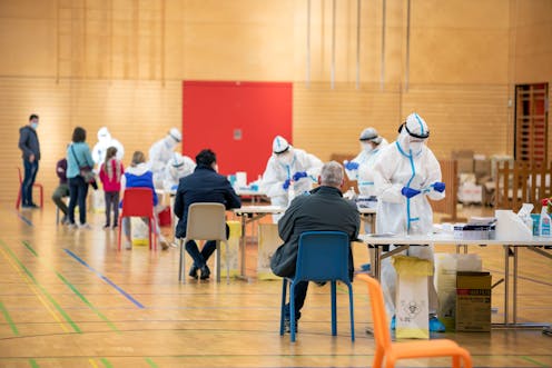 La campaña de vacunación contra la covid-19 ha sido posible gracias a un gigantesco esfuerzo científico para desarrollar varias vacunas en un tiempo récord, que ahora debe continuar con la distribución y aplicación a escala global de cientos de millones de dosis. Sin embargo, también ha despertado las dudas en algunas personas, a las que parece preocuparles que puedan no contar con todas las garantías posibles. Argumentan que esto requiere ensayos de seguridad y de eficiencia protectora extendidos en varias etapas, a lo largo de periodos mucho más largos de tiempo.