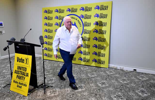 Clive Palmer walks away from lecture at press conference