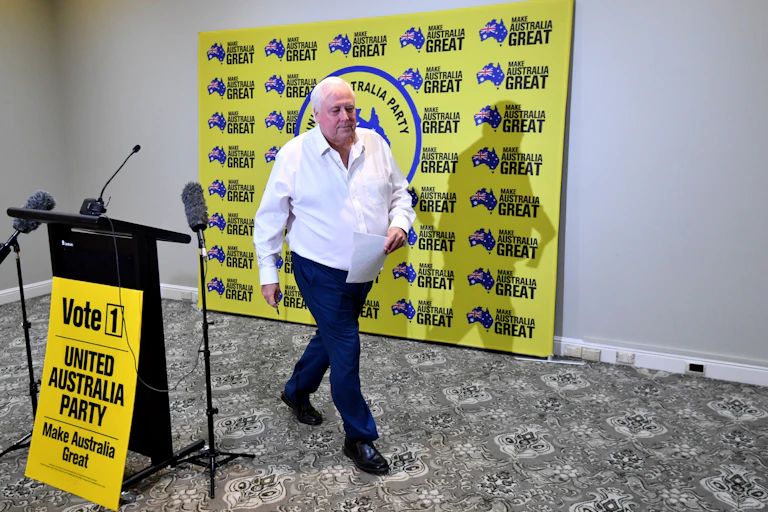 Clive Palmer walks away from lecture at press conference