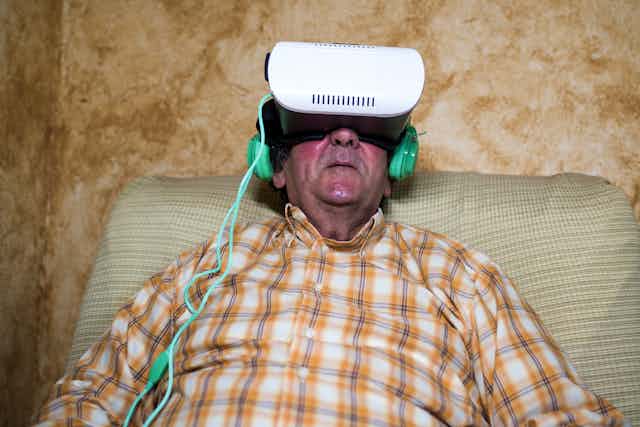 Un hombre mayor con gafas de realidad virtual.