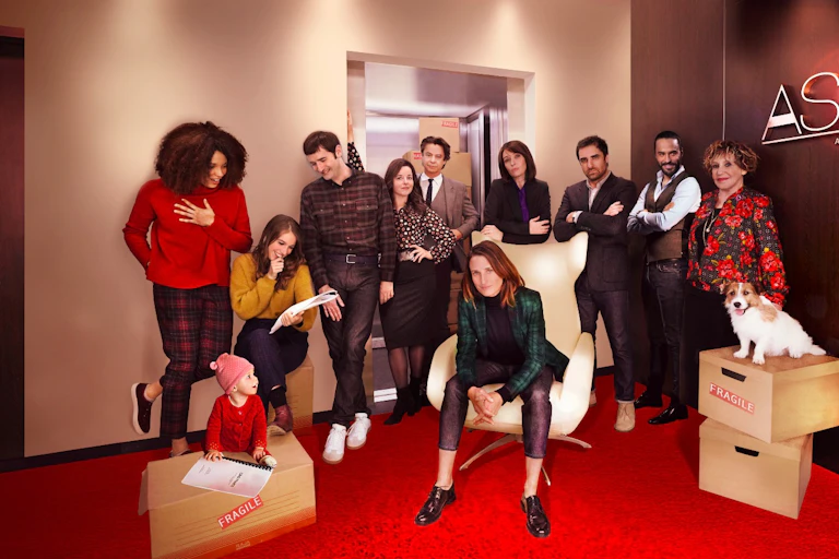 The Cast of Dix pour cent in front of a lift.