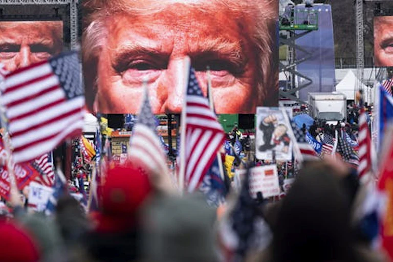 Wajah Donald Trump dalam layar video