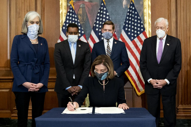 Nancy Pelosi signe l'acte d'accusation de Donald Trump.