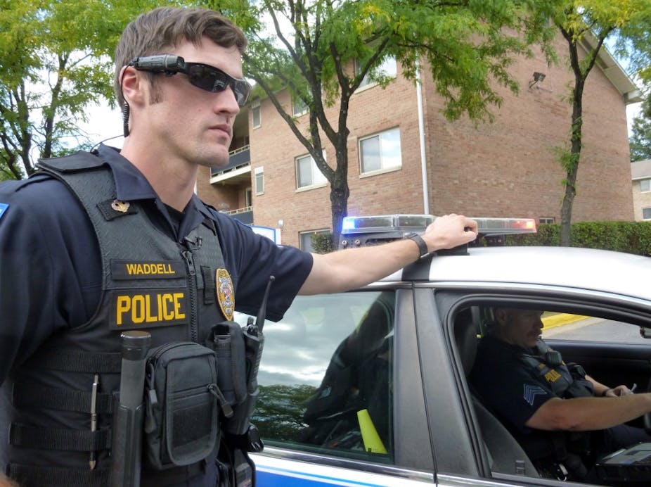 Policier américain portant une caméra corporelle