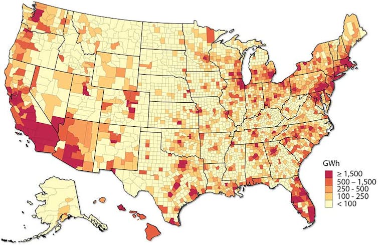 美国地图显示了低收入和中等收入家庭屋顶太阳能发电潜力巨大的地区。