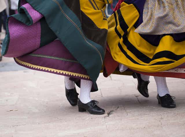 Pues de dos bailarinas de danzas folclóricas asturianas.
