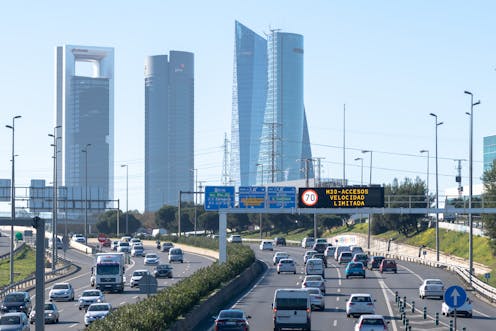 Entre los mayores riesgos para la salud de las personas en los países desarrollados destacan los derivados de la contaminación del aire. En las ciudades, donde vive alrededor del 55 % de la población del mundo, el mayor responsable de este problema es el tráfico. ¿Reducir la velocidad de los vehículos podría evitar esa contaminación?