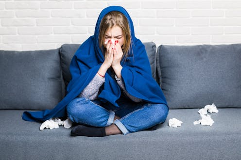 Aunque las infecciones del tracto respiratorio pueden ocurrir durante todo el año, la temperatura fría y la baja humedad propias del otoño y el invierno favorecen que se den con más frecuencia en estas épocas del año. Como los coronavirus penetran por el aparato respiratorio, es razonable que nos preguntemos si el frío extremo tendrá alguna incidencia en el curso de la pandemia.