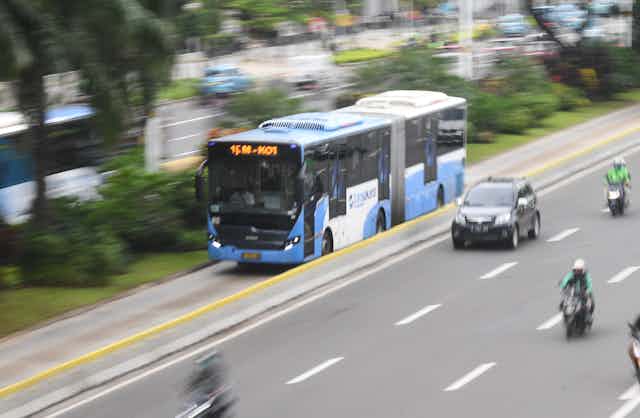Bus Transjakarta melintas di Jalan Jenderal Sudirman, Jakarta