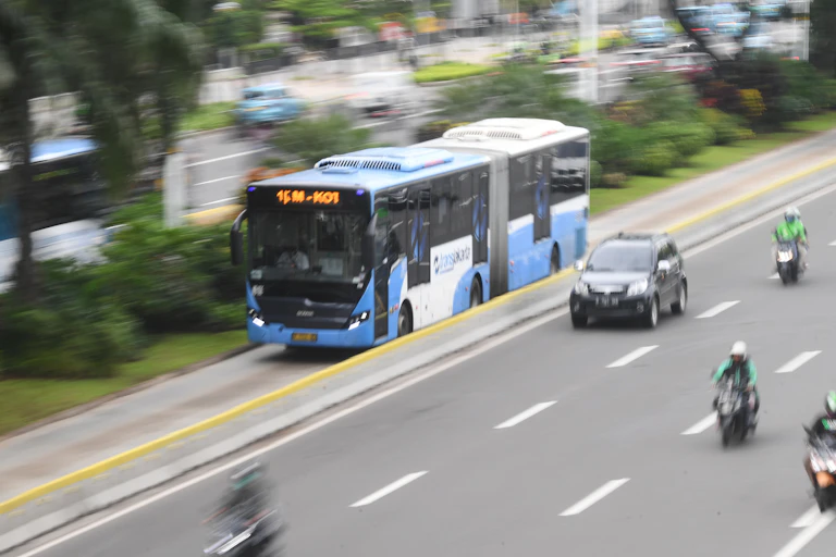 Bus Transjakarta melintas di Jalan Jenderal Sudirman, Jakarta