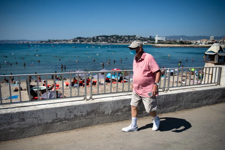 Un homme longeant la Corniche à Marseille par un jour de canicule