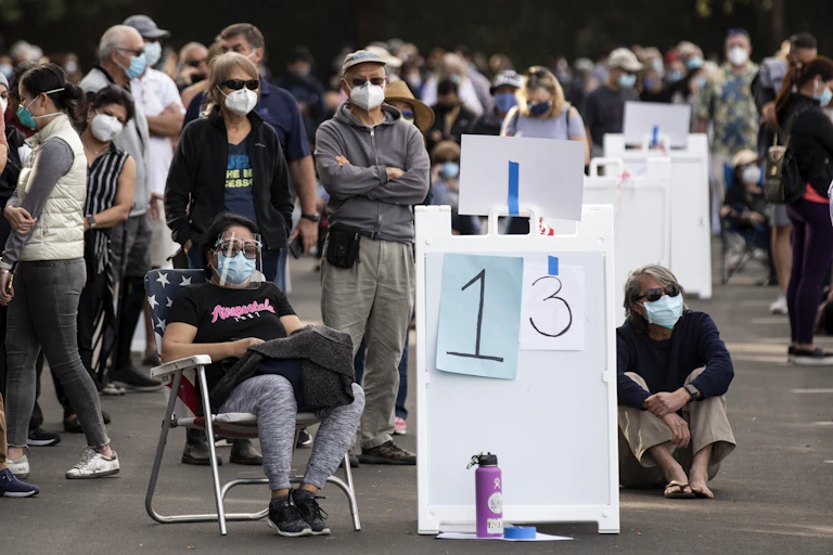 People queuing up to get vaccinated in California.