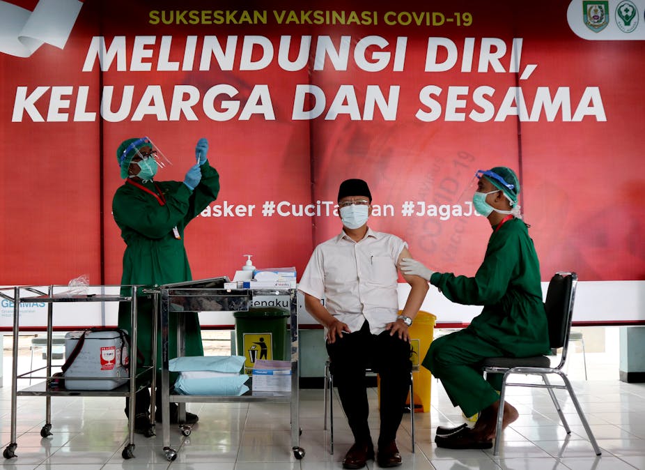Gubernur Bengkulu Rohidin Mersyah menerima vaksinasi perdana di Provinsi Bengkulu, pada Januari 2021.