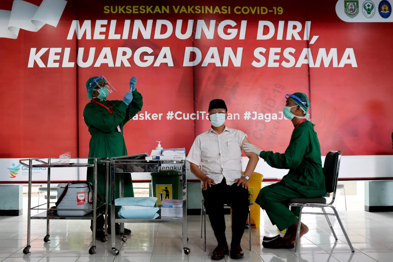 Gubernur Bengkulu Rohidin Mersyah menerima vaksinasi perdana di Provinsi Bengkulu, pada Januari 2021.