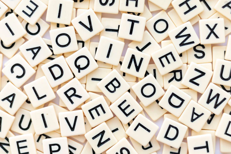 Fichas con letras diversas inscritas en una cara.