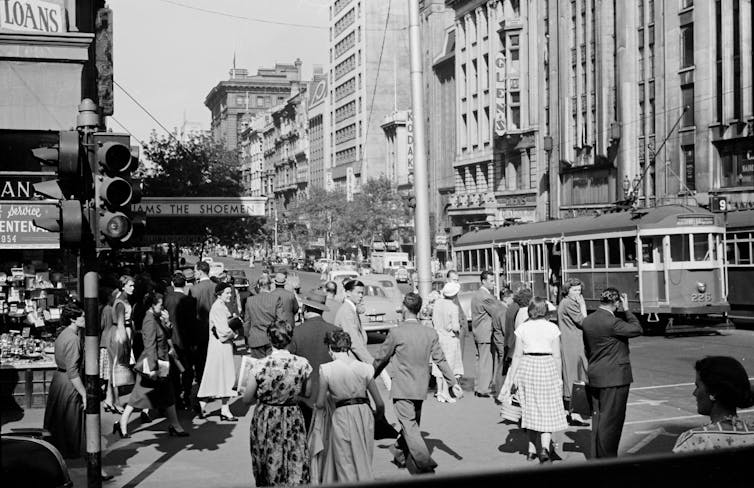 Street crowd in Melbourne 1950s