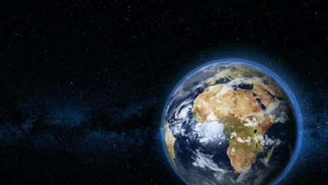Gambar planet Bumi berpusat di benua Afrika dengan latar belakang ruang gelap. 