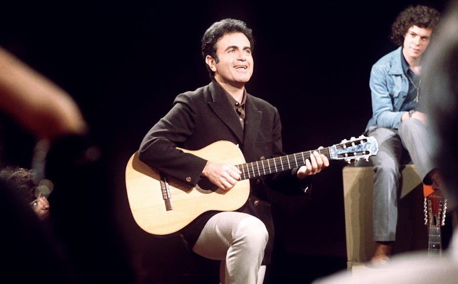 Portrait de l'auteur, chanteur et compositeur français Guy Béart pris à Paris en juin 1970.