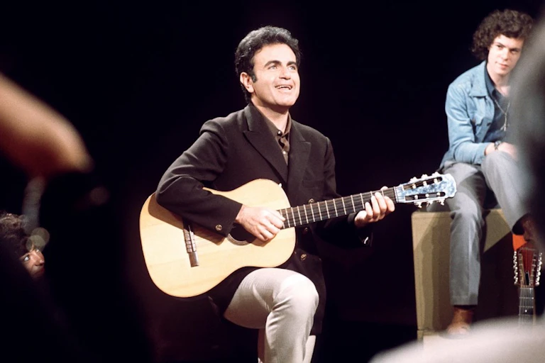Portrait de l'auteur, chanteur et compositeur français Guy Béart pris à Paris en juin 1970.