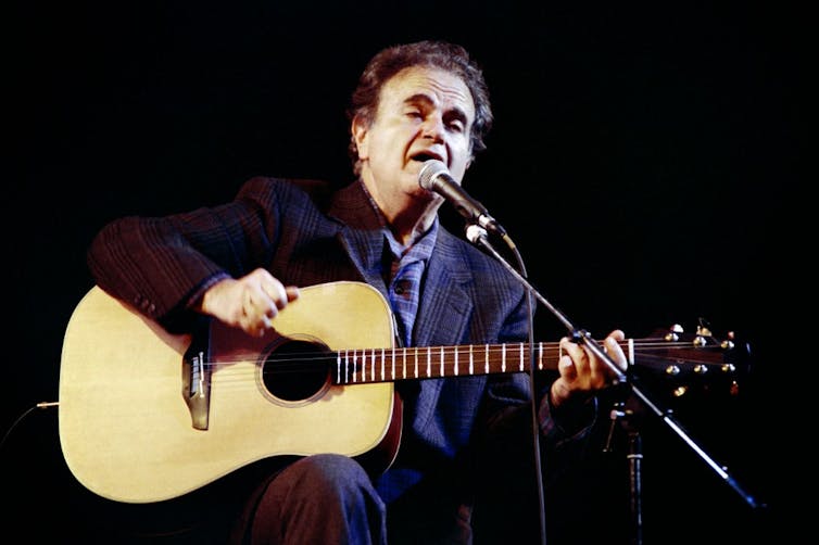 Une photo prise le 18 décembre 1988 montre le chanteur français Guy Beart lors de son concert à l’Olympia à Paris.
