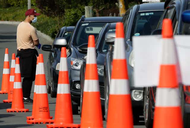 People in cars line up for COVID testing inNew Zealand.