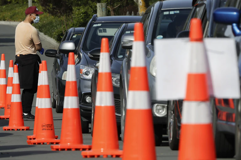 People in cars line up for COVID testing inNew Zealand.