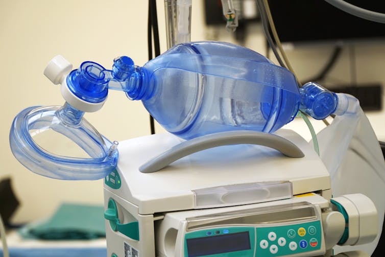 A breathing mask on top of a medical ventilator