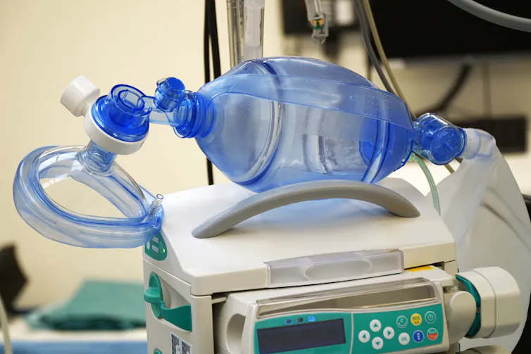 A breathing mask on top of a medical ventilator