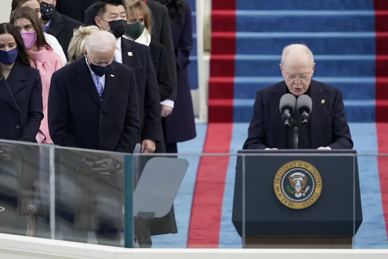 Joe Biden en prière le 20 janvier 2021 lors de sa cérémonie d’investiture.