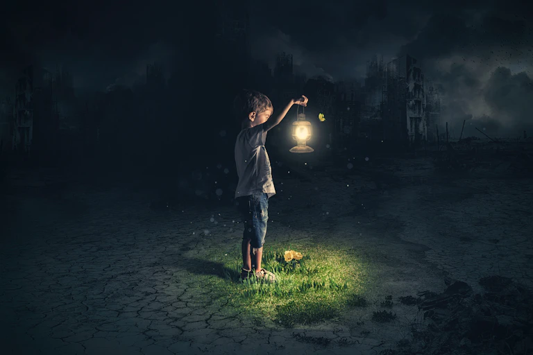 Jeune garçon tenant une lanterne sur fond de paysage d’apocalypse