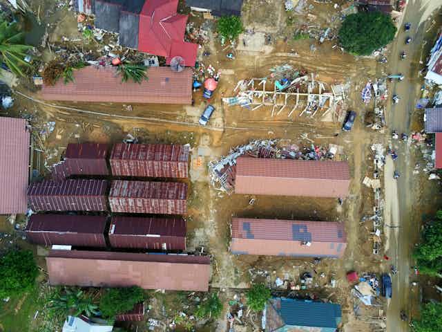 Foto udara belasan rumah dan tanah kering.