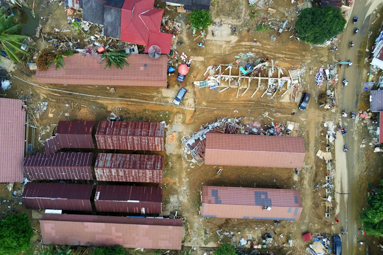 Foto udara belasan rumah dan tanah kering.