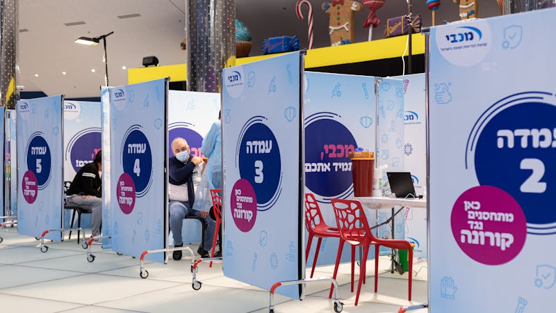 Israel está vacunando a su población a un ritmo asombroso, pero ¿a qué precio? Israel está vacunando a su población a un ritmo asombroso, pero ¿a qué precio?