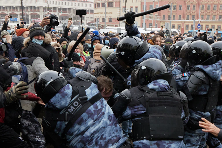 Police accosting pro-Navalny protesters.